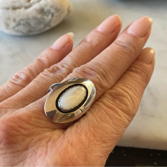 Vintage Navajo Native American Mother Of Pearl Teddy Goodluck Ring - Picture 4 of 7